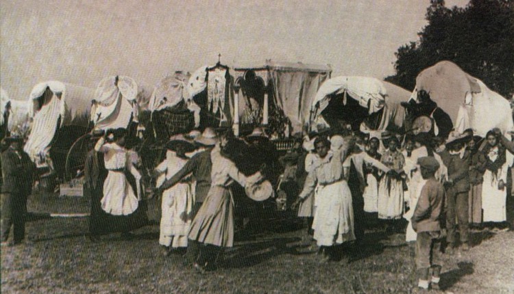 Hermandad de Pilas – Estreno de Simpecado en 1919 para conmemorar la Coronación de la Virgen