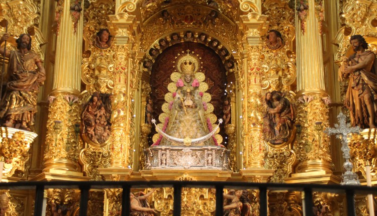 La Virgen del Rocío luce nuevo traje para la Candelaria 2016