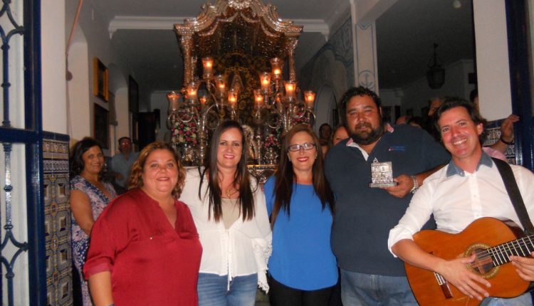Hermandad de Isla Cristina – José Villalta y Mª Carmen Verdún acompañados por José Antonio Monclova cantan la Salve