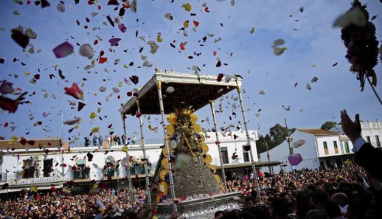 Santo Rosario, Salto a la reja en Directo y Salida en procesión por la Aldea de la Virgen del Rocío 2025 en Directo