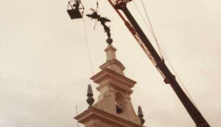 Santuario del Rocío, año 1981 – La Cruz, doblada por el fuerte viento