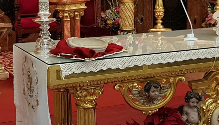 Recuperada una pila en mármol blanco de la antigua ermita