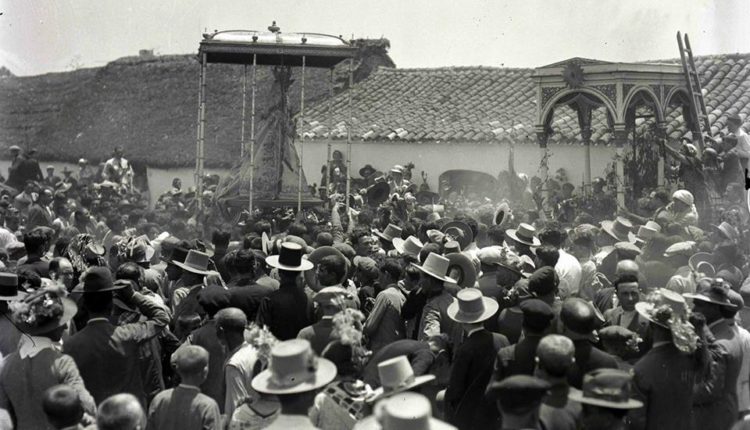 Una Foto Histórica: Procesión de Ntra. Sra. La Virgen del Rocío en los Años 20