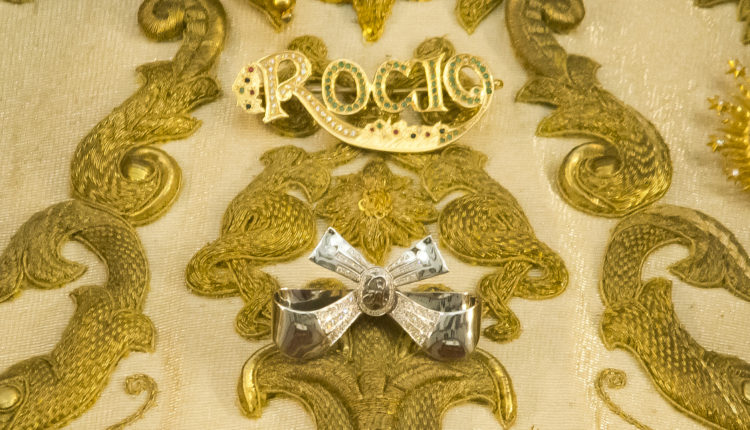 Ofrenda del Foro – Historia de una Ofrenda – Un lazo de Platino y Brillantes para Ntra. Sra. la Virgen del Rocío