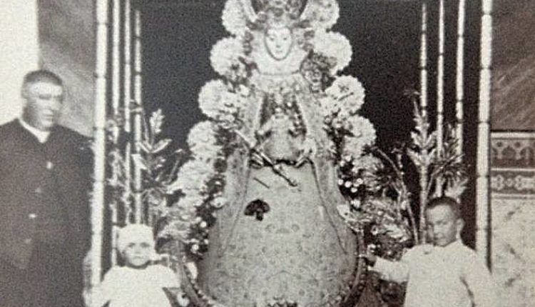 Antonio Acevedo Valladolid y sus Hijos ante la Virgen del Rocío por Javier Coronel