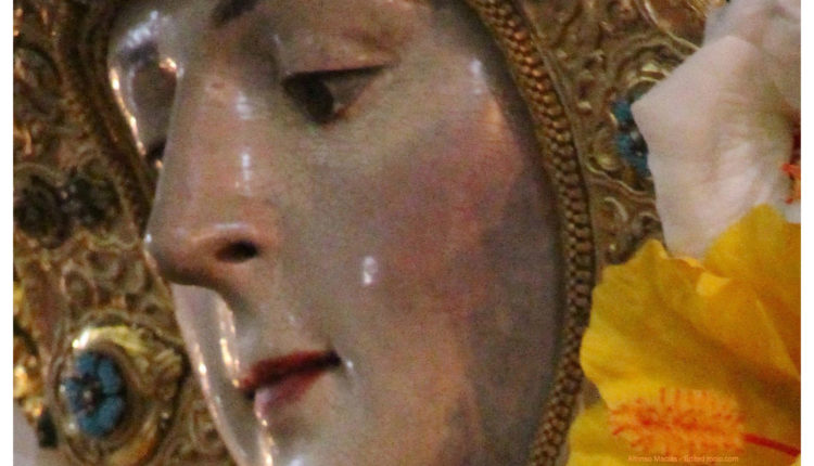 La Imagen de la Virgen del Rocío al Detalle antes de su restauración.