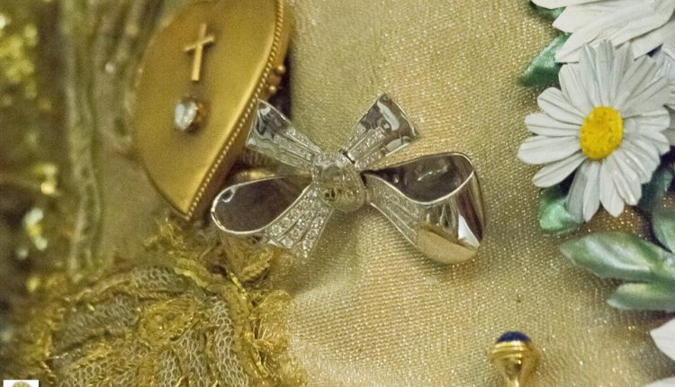 La Virgen del Rocío luce, en esta Extraordinaria Ocasión,  procesión extraordinaria del Centenario de su Coronación, el Lazo de platino y brillantes regalo del Foro del Rocío