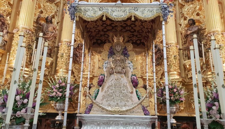 La Virgen del Rocío luce el traje de los Montpensier para la Salida Extraordinaria