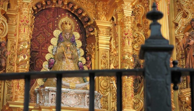 La Virgen del Rocío regresa a su camarín