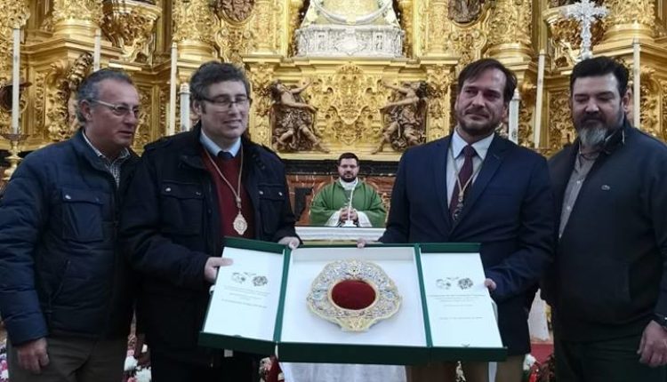 Una réplica fiel, del rostrillo original que le regalara Muñoz y Pabón, para la coronación