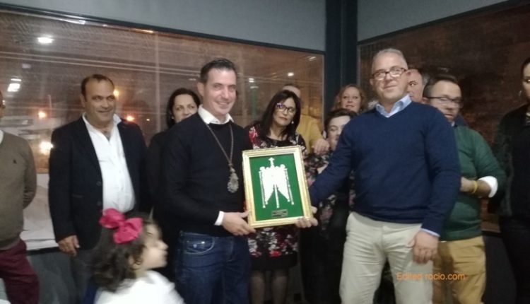 LA HERMANDAD DEL ROCÍO HOMENAJEA A JOSÉ ANTONIO MONCLOVA RODRÍGUEZ