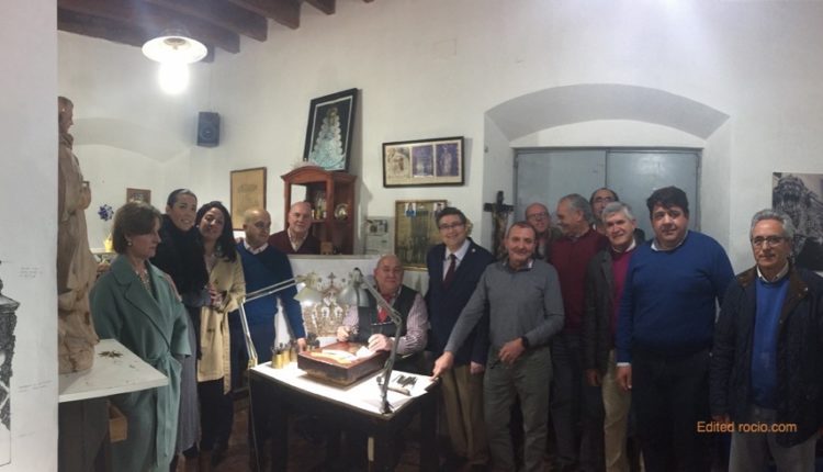 Nueva Corona de Ntra. Sra. del Rocío – Fotos del Primer toque de cincel en las Coronas de la Virgen y del Pastorcito