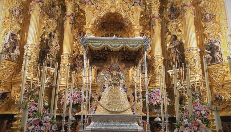 El Paso de la Virgen del Rocío luce unas Bambalinas en Tisú con liso de Plata