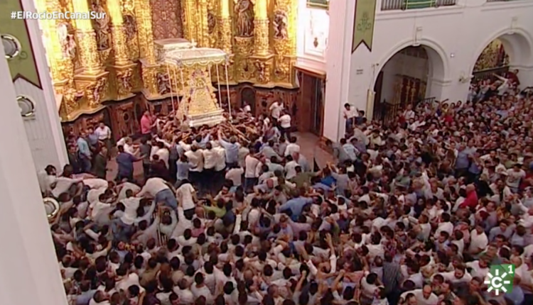 A las 3,13 de la madrugada se produjo el Salto a la reja y se recogió la Virgen del Rocío a las 6,20 por rotura de uno de sus bancos.