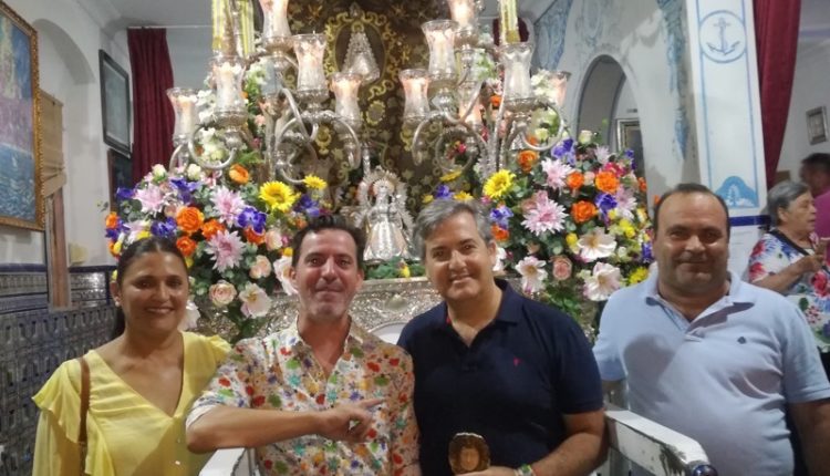 Hermandad de Isla Cristina – La Salve de Paco González rompe el silencio en la plazoleta