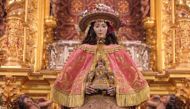 La Virgen del Rocío amanece vestida de Pastora para su Traslado 2019