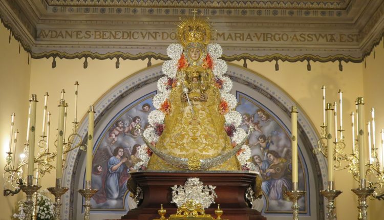 La Virgen del Rocío amanece vestida de Reina