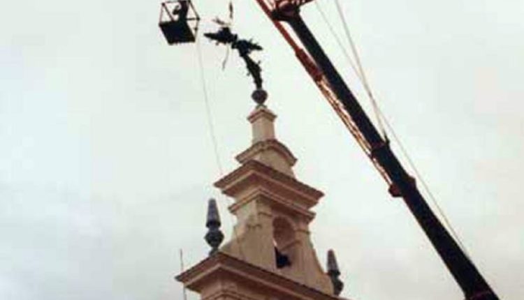 El viento dobló la Cruz del Santuario del Rocío en 1981 por Javier Coronel