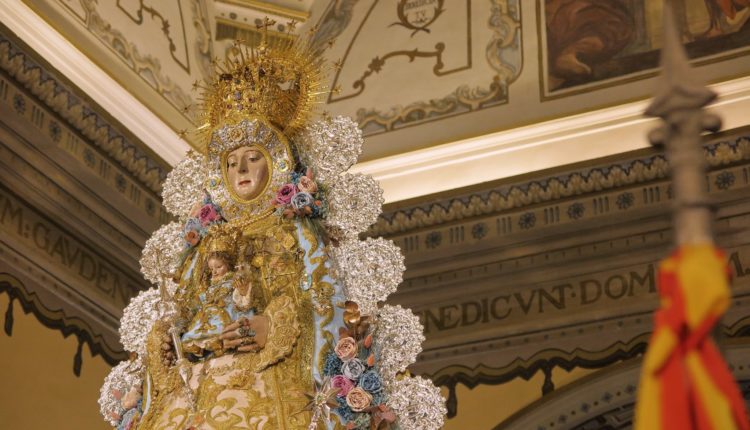 La Virgen del Rocío luce traje para la Inmaculada