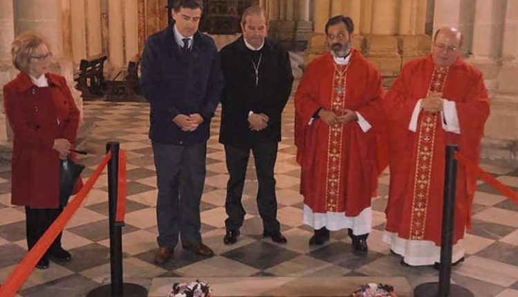 Flores para un Cardenal, por Santiago Padilla
