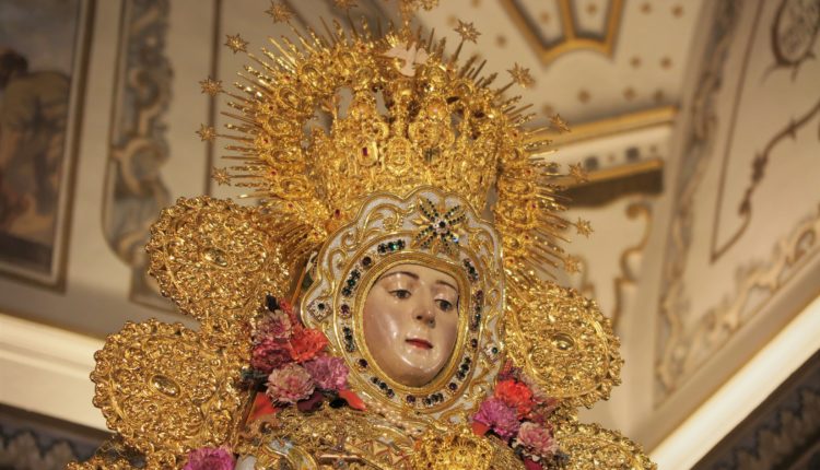 La Virgen del Rocío despide el año con el traje y la corona del Centenario