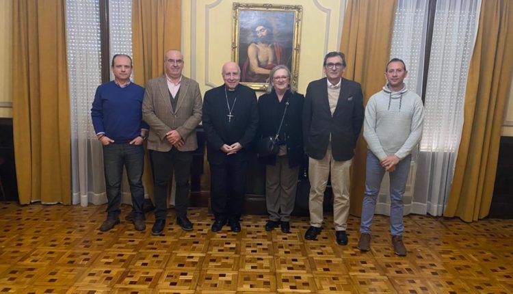 Hermandad de Emigrantes – Informa al obispo de la preparación de los actos de su cincuentenario