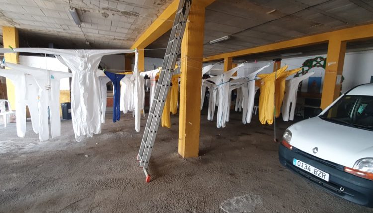 Hermandad de Emigrantes – Felicitan al personal del punto de desinfección instalado en la Hermandad de Emigrantes