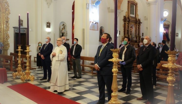 Hermandad de Emigrantes – Entrega de la medalla de honor a María Santísima de la Amargura
