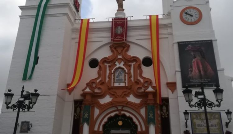 La Virgen a las puertas de la Parroquia de Almonte