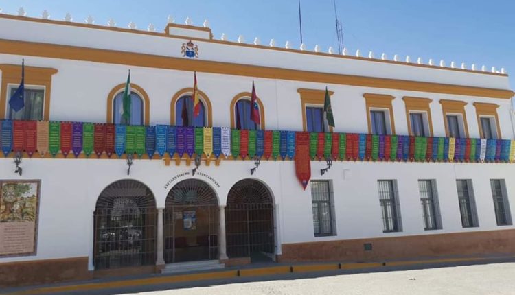 El pueblo de Villamanrique de la Condesa adorna su plaza con un bello gesto hacia todas las Hermandades