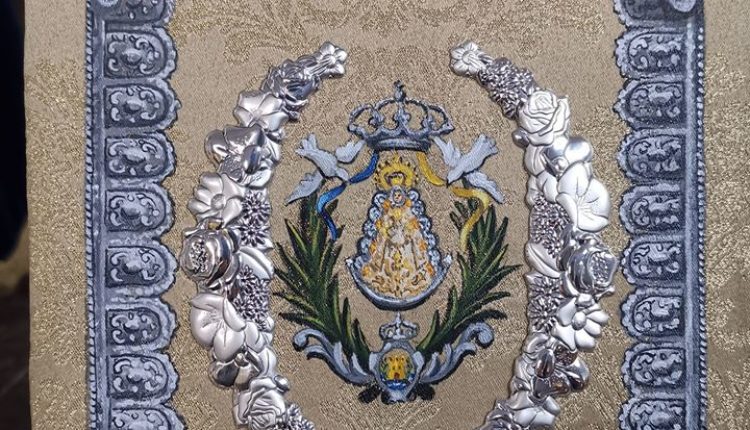 Hermandad de Algeciras – Durante la Función Principal se ha bendecido el nuevo libro de reglas de nuestra Venerable Hermandad.