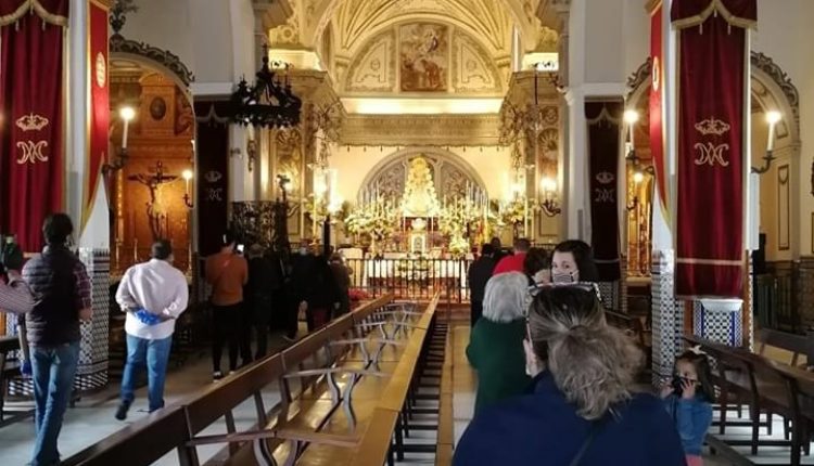 La Parroquia de la Asunción abre sus puertas a las visitas a la Virgen del Rocío