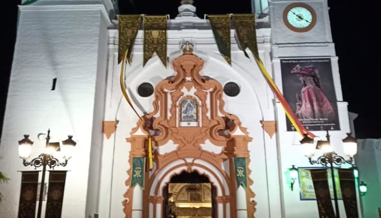 La Parroquia de la Asunción adornada para el Rocío Chico 2020