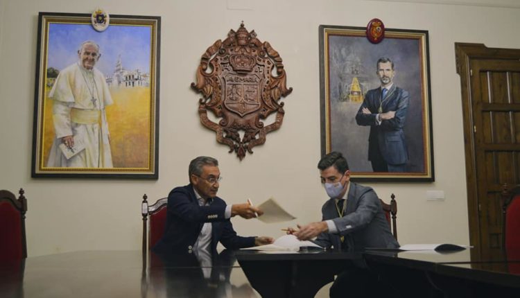 Donación de las vidrieras de los nuevos canceles del crucero del Santuario del Rocío