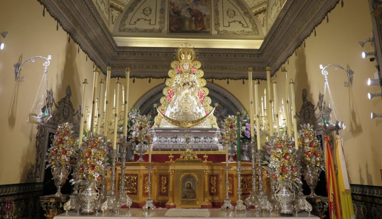 LA VIRGEN DEL ROCÍO VISTE EL TRAJE «DEL TÍO CARLOS» PARA LA CANDELARIA
