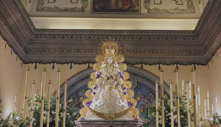 La Virgen del Rocío luce colores litúrgicos de la Semana Santa 2021