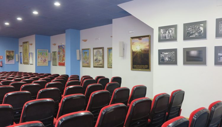 Hermandad Matriz – Reubicadas las obras originales de los carteles en el Salón de Actos la Sede Social