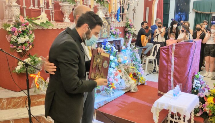 Hermandad de Emigrantes – El padre Barral y el Coro antiguo de Emigrantes ponen en pie a los hermanos y devotos con su magistral exaltación a la Concha Peregrina