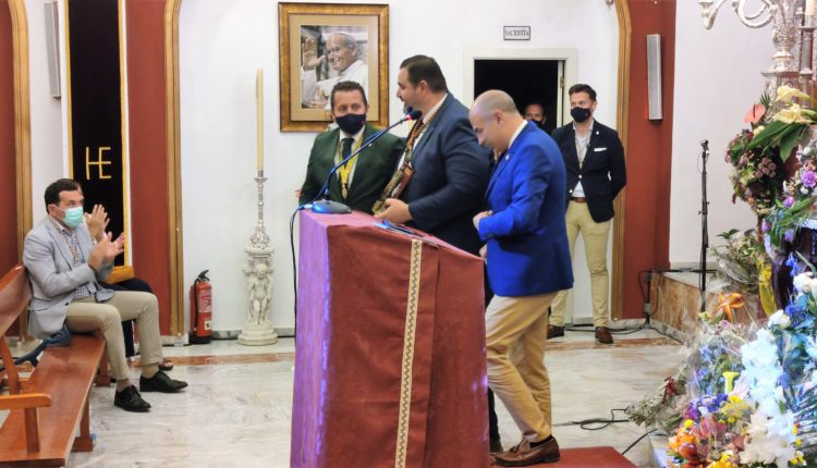 Jerómimo Garrido y el Coro Joven de Huelva exaltan y cantan a la Concha Peregrina en «Tres Rayas»
