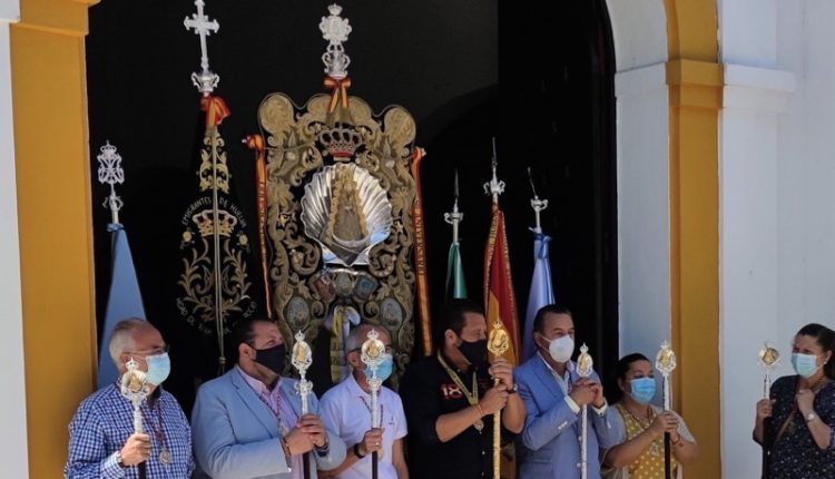 La campana y los tamborileros de Emigrantes anuncian la venida del Espíritu Santo