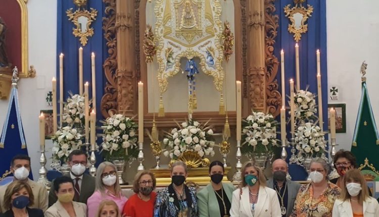 La AECC Benalmádena – Torremolinos otorga su escudo de oro al Simpecado de la Hdad. Ntra. Sra. del Rocío de Torremolinos