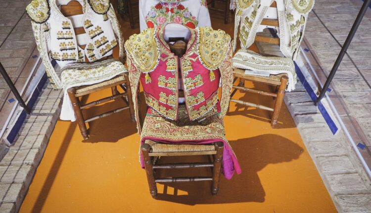 El torero Manuel Díaz, El Cordobés, ha donado uno de sus vestidos de torear más especiales.
