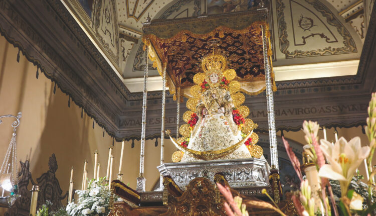 La Virgen del Rocío viste el traje de los Montpensier para celebrar el Rocío Chico 2021