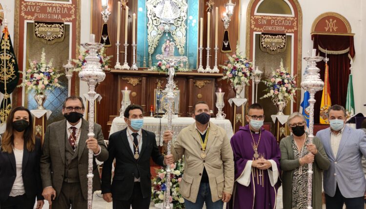 Hermandad de Emigrantes – La familia Sáenz de Sicilia Benito regala un juego de ciriales y cruz alzada