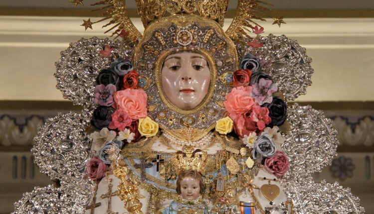 La Virgen del Rocío viste el traje “de la garrapata” para celebrar la Navidad