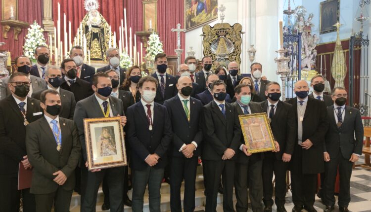 Emigrantes y la Santa Cruz sellan su compromiso para “fomentar la fraternidad entre ambas hermandades”