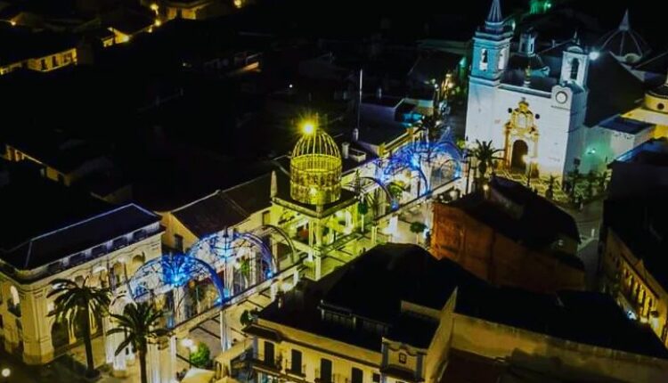 La bandera de Ucrania luce en la Catedral Efímera de Almonte