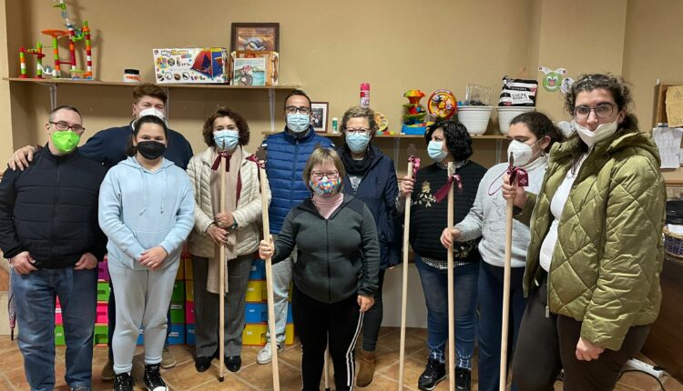 Hermandad de Las Cabezas – Entrega a la asociación «ABRIENDO CAMINOS» regalos y material para el primer camino de la diversidad