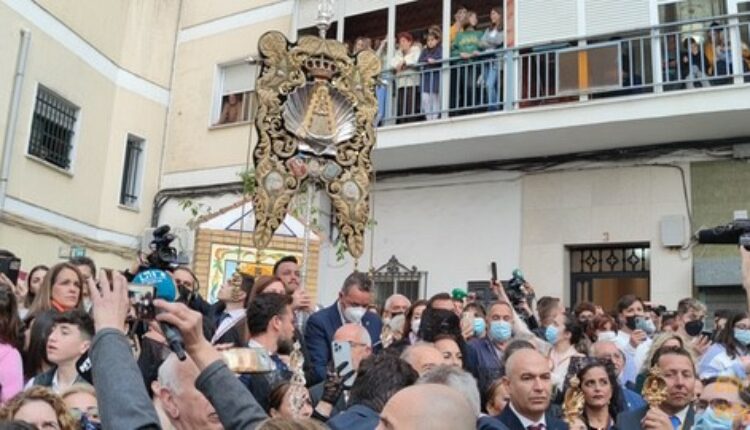 Hermandad de Emigrantes – Emigrantes regresa a su barrio de Las Colonias para estar junto a Virgen de Los Dolores