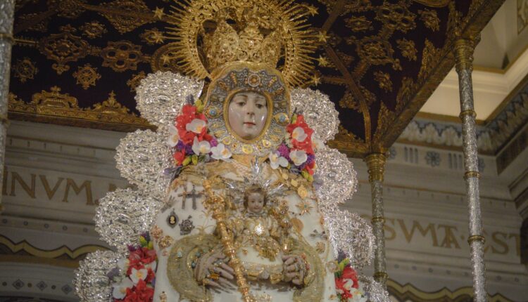 La Virgen del Rocío, entronizada en su paso, a las puertas de la Semana Santa